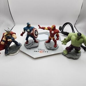 Disney Infinity Portal Base Pad + 4 Marvel Figures INF-8032386